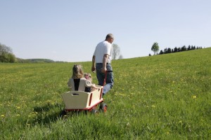 Mädchen im Kleidchen auf Blumenwiese
